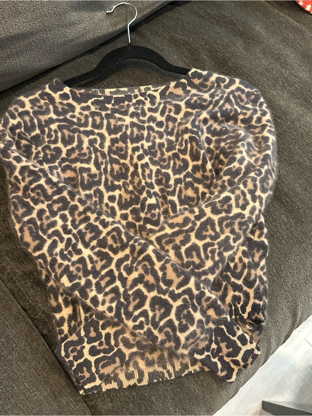 Brushed cashmere shrunken crewneck sweater in leopard print